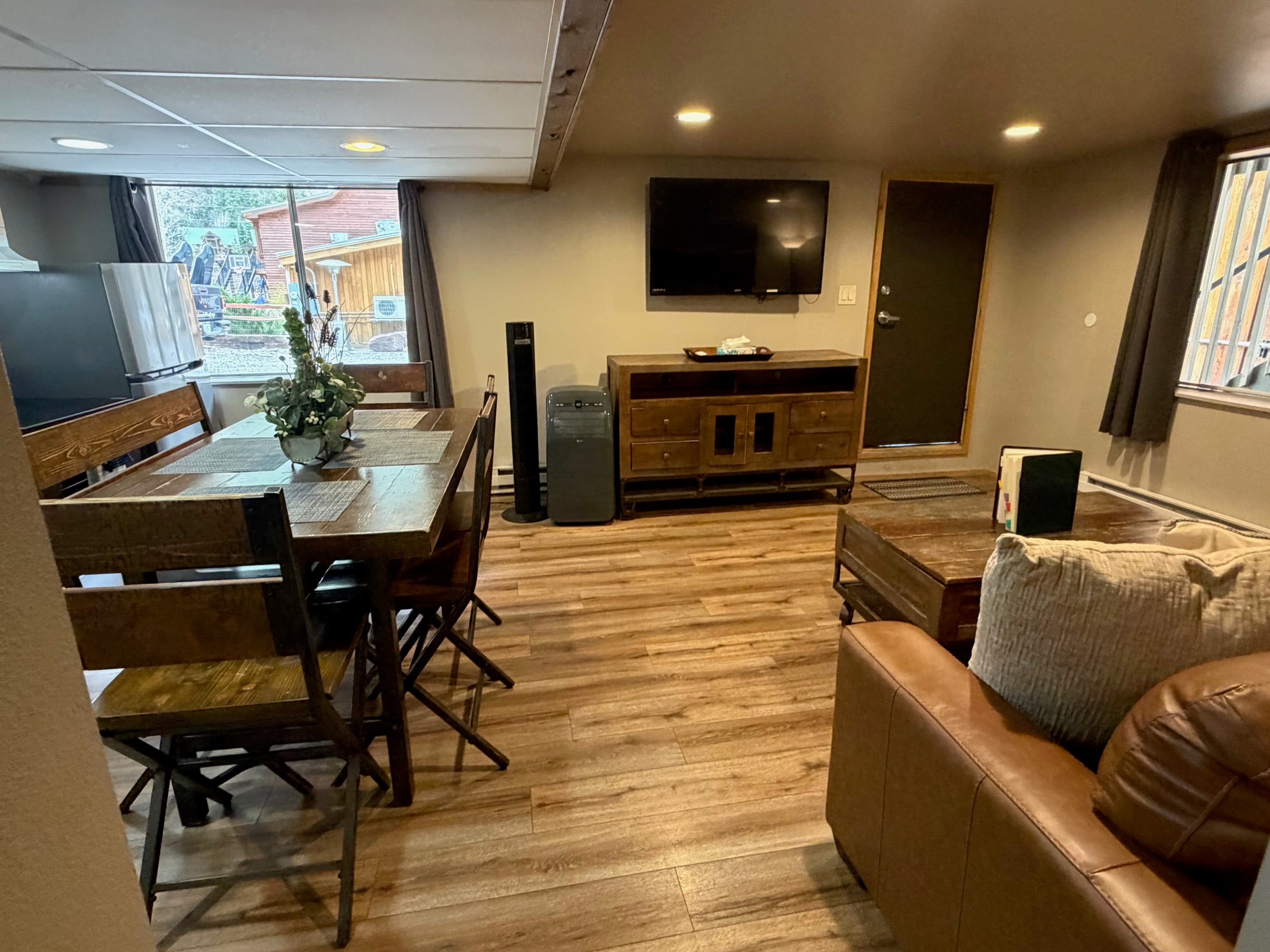 This guest room is perfect for families or a group of friends.. Full kitchen with large and small appliances,cookware, bakeware, utensils, crockpot, full size coffee maker, coffee and filters are also provided. Gas BBQ Grills and firepit are available on the shared patio. Air Conditioning, Private Parking outside your guest room, access to the riverwalk trail, flat screen TV's in each room. No views from the guest room.